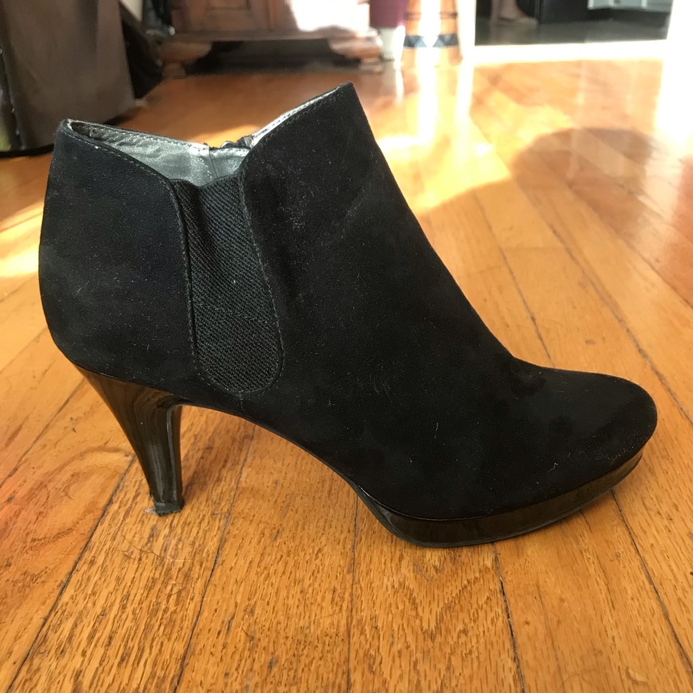 Bandolino black healed booties